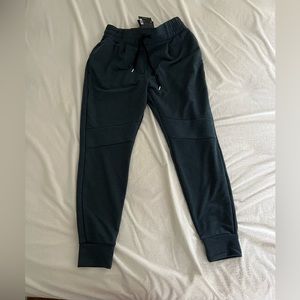 New with tags On Running women’s Sweat Pants sweatpants jogger blue size Small